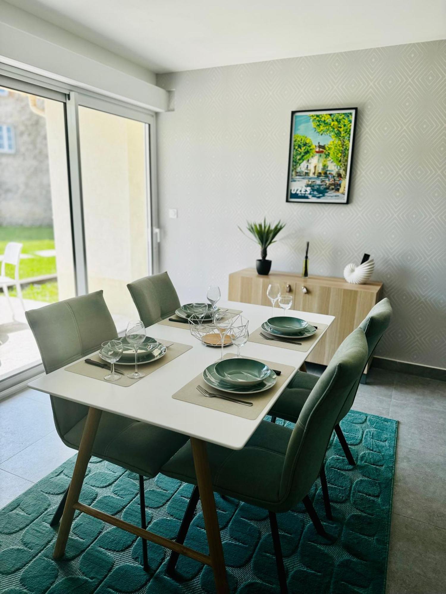 Apartment Logis Dans Ancien Relais De Poste Saint Julien Les Rosiers