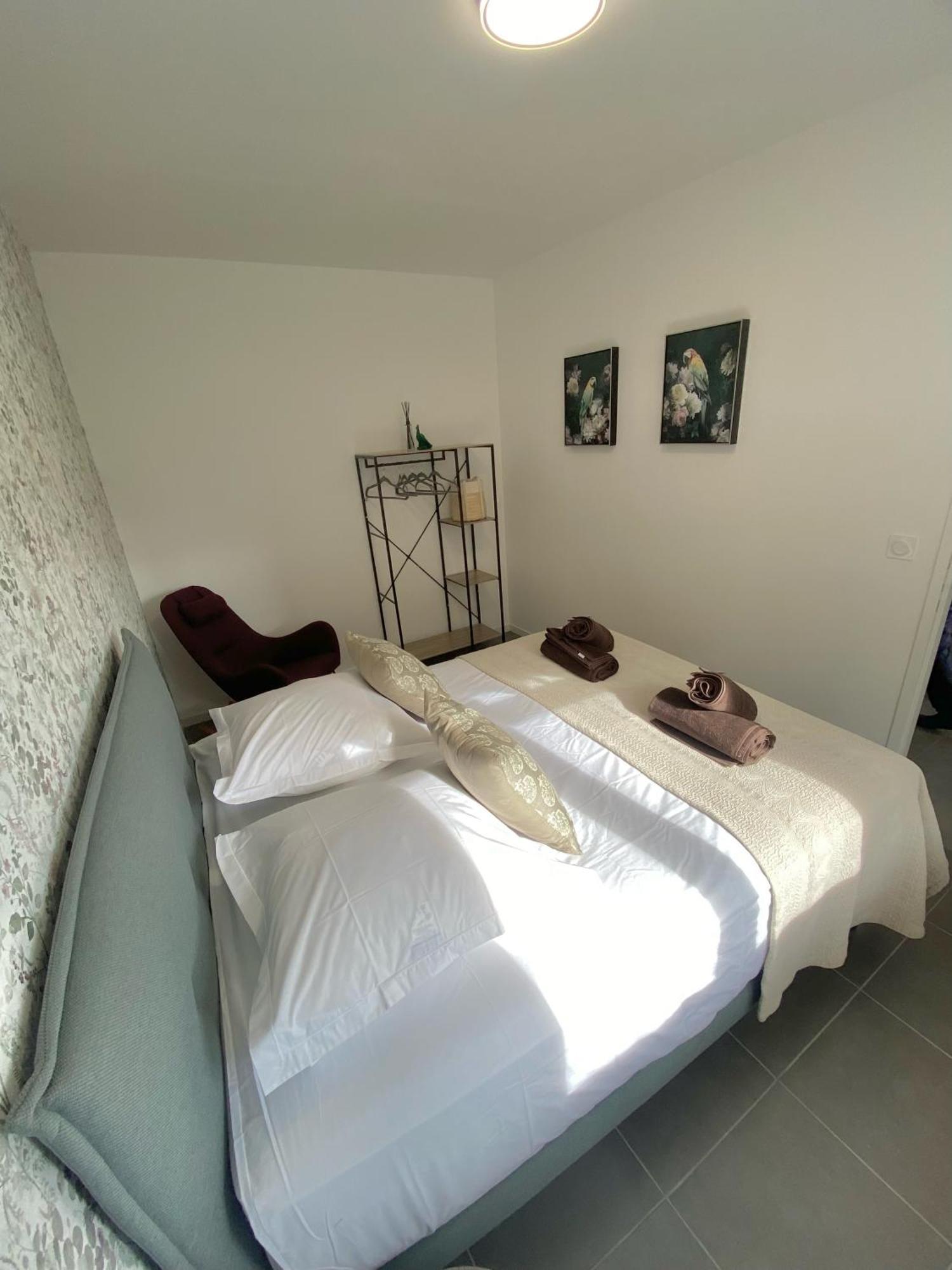 Logis Dans Ancien Relais De Poste Apartment Saint Julien Les Rosiers